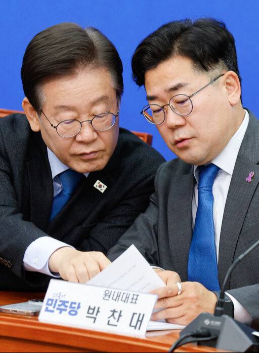 더불어민주당 이재명 대표와 박찬대 원내대표가&nbsp;29일 서울 여의도 국회에서 열린 최고위원회의에서 대화를 나누고 있다. 뉴스1&nbsp;