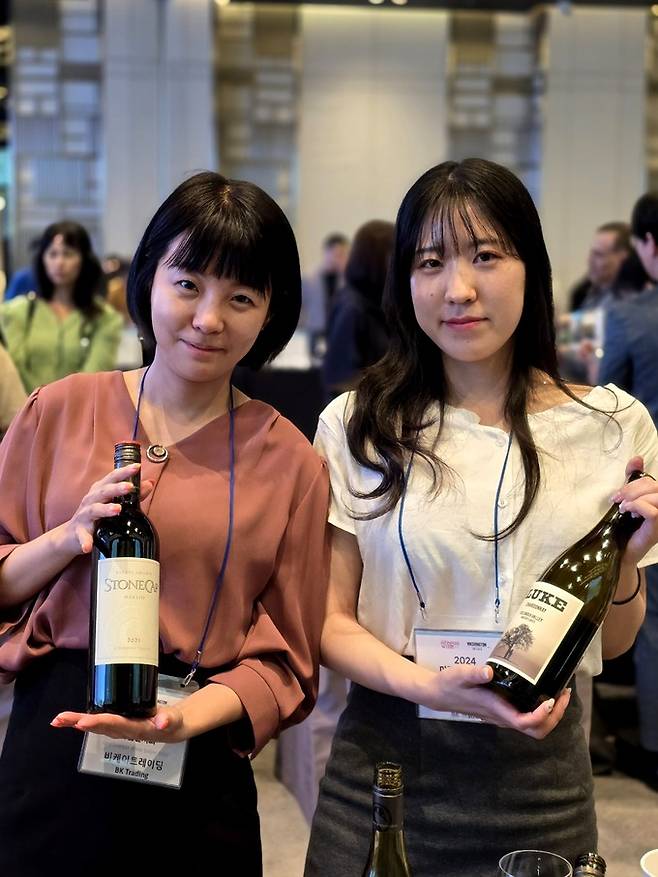 스톤캡 메를로와 루크 샤르도네를 소개하는 수입사 비케이트레이딩 관계자. 최현태 기자