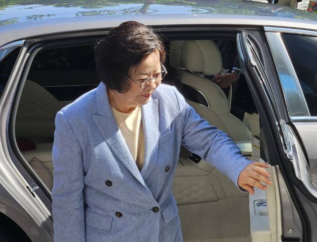 송영숙 한미약품그룹 회장이 14일 서울 송파구 한미약품그룹 본사에서 한미사이언스 이사회를 앞두고 건물로 들어서고 있다. 연합뉴스