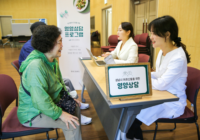 현대그린푸드가 노인들에게 영양상담을 해주고 있다. /사진제공=현대그린푸드