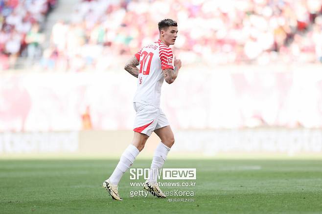 ▲ 현재 독일 라이프치히에서 활약 중인 최전방 공격수 세슈코는 올해 고작 20세로 무한한 가능성을 가진 선수로 평가받는다. 195cm의 신체 조건을 갖췄으며 양발을 잘 사용한다는 장점이 있다. 여기에 더해 큰 키에 비해 속도가 빨라 일각에서는 그를 ‘제2의 엘링 홀란드’로 부르기도 한다.&nbsp;