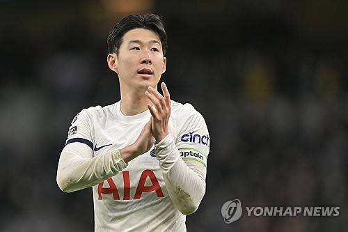 티모 베르너의 잔류를 원한다고 했던 손흥민의 바람이 이뤄졌다. 토트넘 홋스퍼가 베르너를 한 시즌 더 임대하기로 결정했다. 토트넘은 29일(한국시간) 구단 공식 홈페이지를 통해 다가오는 2024-25시즌 동안 베르너와 동행한다고 밝혔다. 계약 기간은 1년이고, 지난 시즌 임대와 마찬가지로 완전 영입 옵션이 포함되어 있다. 다음 시즌 프리미어리그와 유로파리그를 병행해야 하는 토트넘은 베르너가 스쿼드의 양과 질을 높이는 데 적합한 자원이라고 판단한 모양이다. 사진 연합뉴스