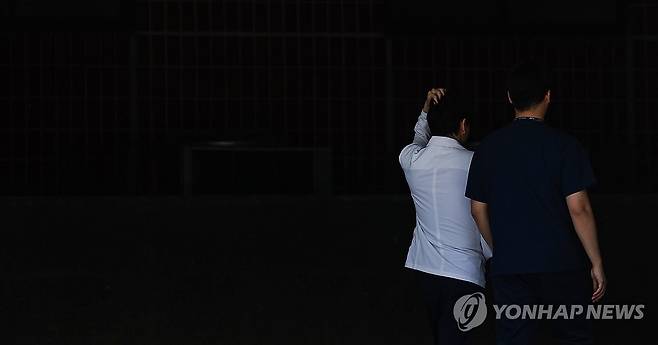 100일째 이어지는 의정갈등 (대구=연합뉴스) 윤관식 기자 = 의대 증원에 반발해 전공의들이 병원을 떠난 지 100일째인 29일 대구 한 대학병원에서 의료관계자들이 이동하고 있다. 2024.5.29 psik@yna.co.kr