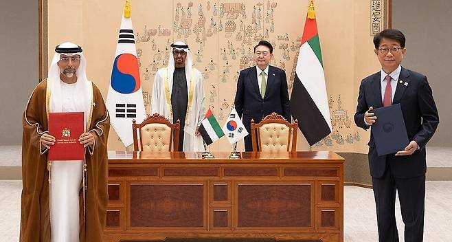 한·UAE 에너지 인프라 제3국 공동진출 협력MOU 체결 (서울=연합뉴스) 홍해인 기자 = 윤석열 대통령과 무함마드 빈 자예드 알 나흐얀 아랍에미리트(UAE) 대통령이 29일 서울 용산 대통령실 청사에서 열린 한·아랍에미리트(UAE) 협정 및 양해각서(MOU) 체결식에 배석해 박상우 국토교통부 장관과 수하일 모하메드 알 마즈루이 UAE 에너지인프라부 장관의 에너지 인프라 제3국 공동진출 협력 양해각서(MOU) 서명 뒤 기념촬영을 하고 있다. 2024.5.29 [대통령실 제공. 재판매 및 DB 금지] hihong@yna.co.kr