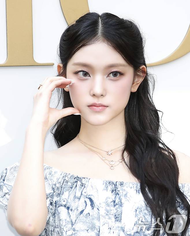 뉴진스 해린이 29일 서울 성동구 디올에서 열린 포토행사에서 볼 하트를 그리고 있다. ⓒ News1 권현진 기자