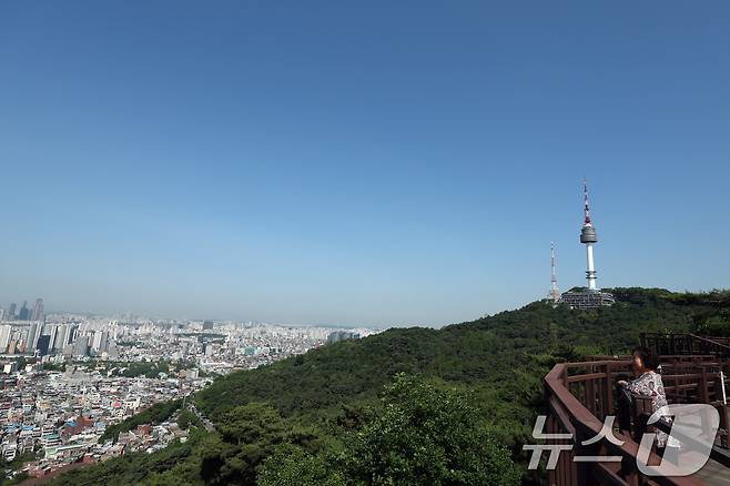 화창한 날씨가 이어지고 있는 29일 오후 서울 남산에서 바라본 하늘이 푸르게 보이고 있다. 기상청은 이날 서울 한낮 기온이 27도까지 오르는 등 전국적으로 초여름 날씨를 나타낼 것으로 예보했다. 2024.5.29/뉴스1 ⓒ News1 신웅수 기자