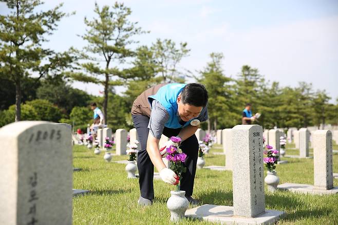 허연수 GS리테일 대표이사(부회장)가 지난 29일, 국립서울현충원을 방문해 묘역 단장 및 환경 정비 봉사활동을 진행하고 있다.(GS리테일 제공).