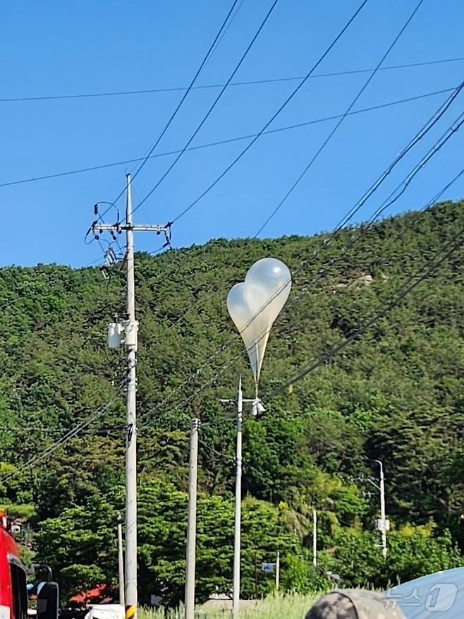 29일 오전 5시 45분께 전북자치도 무주군 무주읍에서 발견된 대남전단 추정 물체(전북소방 제공) /뉴스1