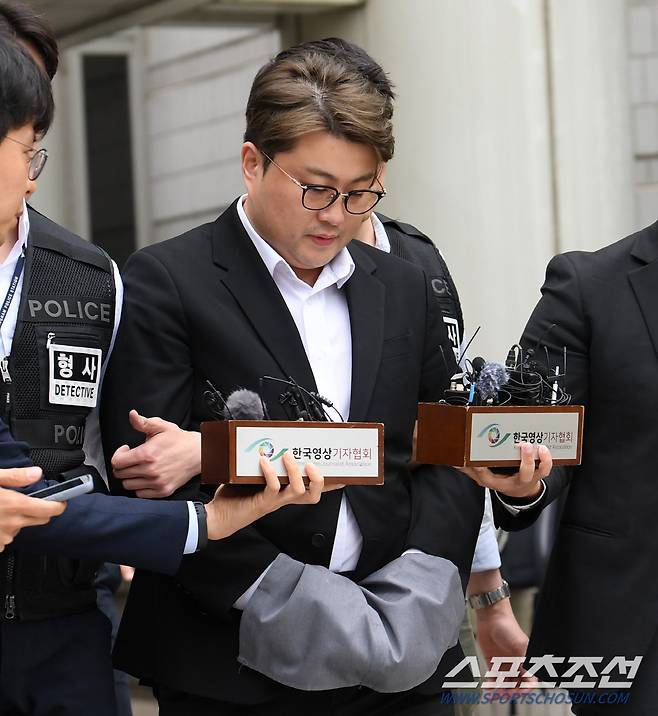 음주운전 뺑소니 혐의를 받는 가수 김호중이 24일 서울중앙지방법원에서 열린 구속 전 피의자 심문(영장실질심사)을 마친 뒤 호송차로 향하고 있다. 서초=박재만 기자