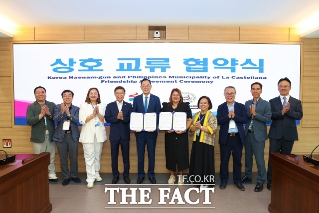 해남군은 30일 군청 상황실에서 필리핀 라 카스텔라나 시와 상호 우호교류를 위한 협약식을 가졌다./해남군