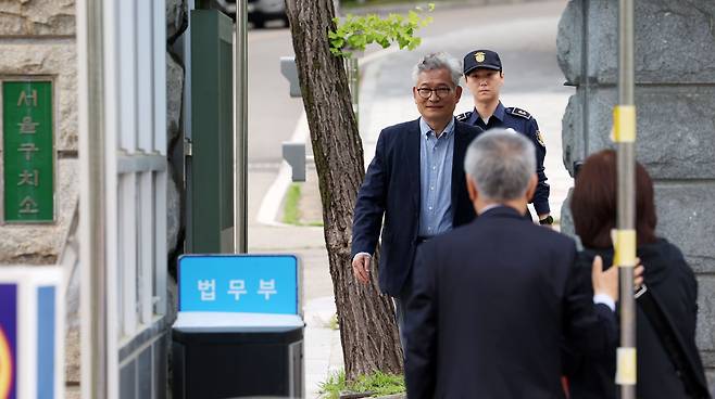 불법 정치자금 수수 등 혐의로 법정 구속돼 재판 중인 송영길 소나무당 대표가 30일 경기 의왕시 서울구치소에서 보석으로 석방돼 나오고 있다. /뉴시스