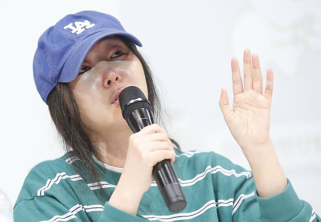 그룹 뉴진스의 소속사 어도어 민희진 대표가 서울 서초구 한국컨퍼런스센터에서 하이브 경영권 탈취 시도와 관련한 배임 의혹 관련 입장을 밝히는 긴급기자회견을 갖고 있다./뉴스1