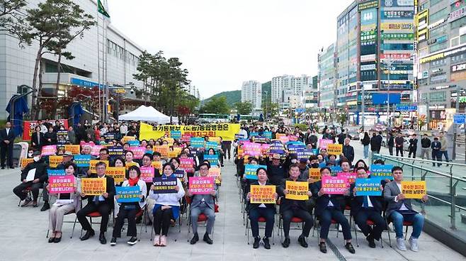 지난 7일 열린 경기동북부 공공의료원 유치 민관정 협의체 발대식에서 참석자들이 '공공의료원 남양주 유치'를 외치고 있다.ⓒ남양주시 제공