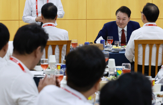 윤석열 대통령이 30일 충남 천안 재능교육연수원에서 열린 국민의힘 제22대 국회의원 워크숍에 참석해 의원들과 인사하고 있다.<연합뉴스 사진>