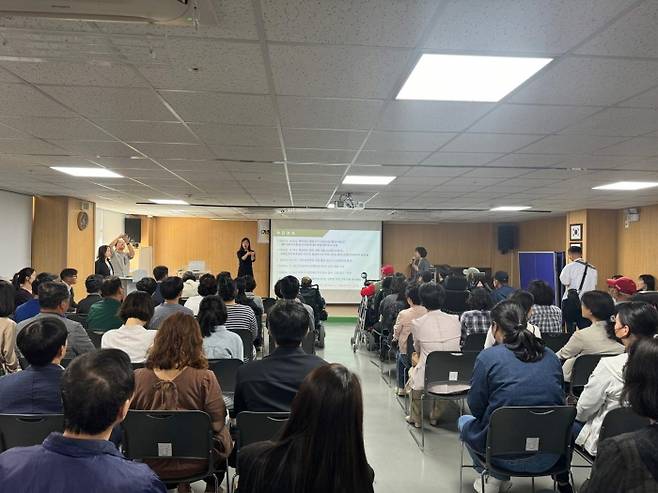 지난 28일 마포장애인종합복지관에서 마포장애인복지타운 건립에 대한 주민설명회가 열렸다. 마포구청 제공