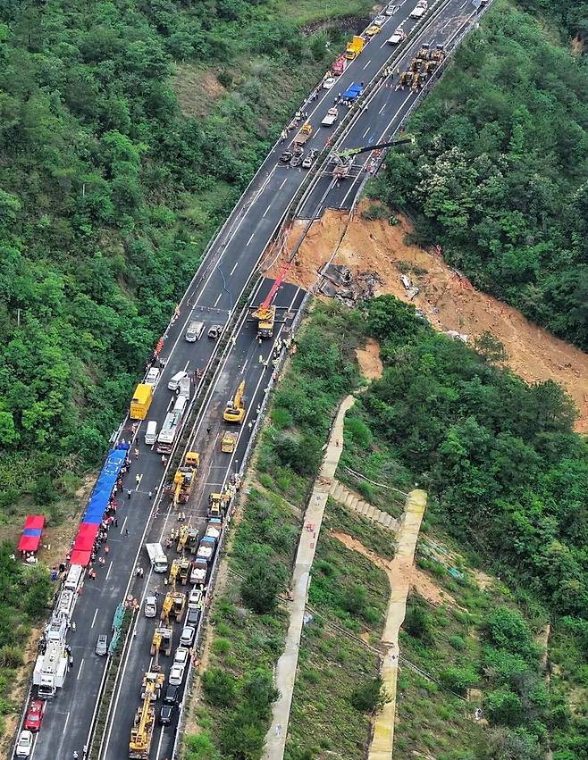 2024년 5월1일 중국 광둥성 메이저우시 다부현의 고속도로 차선 한편이 무너져 있는 모습. 메이저우/AFP 연합뉴스