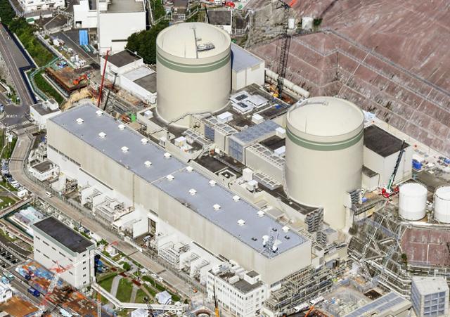 지난 2021년 재가동 허가를 받은 일본 후쿠이현 소재 다카하마 원전 1호기(오른쪽)와 2호기. 교도=연합뉴스 자료사진