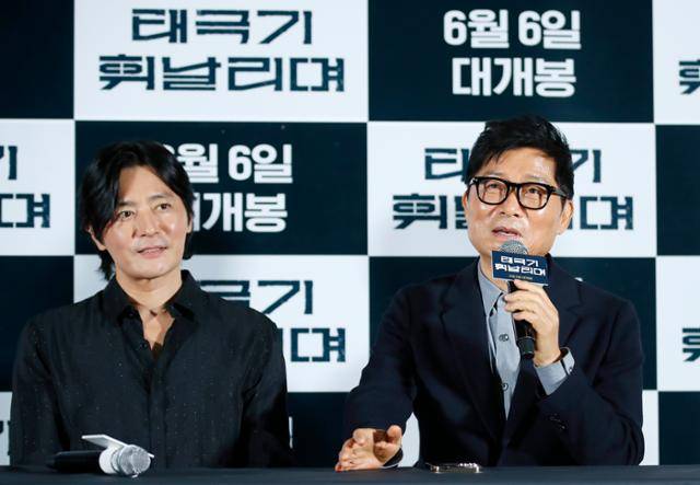 장동건(왼쪽)과 강제규 감독이 '태극기 휘날리며'의 언론배급시사회에 참석했다. 뉴스1