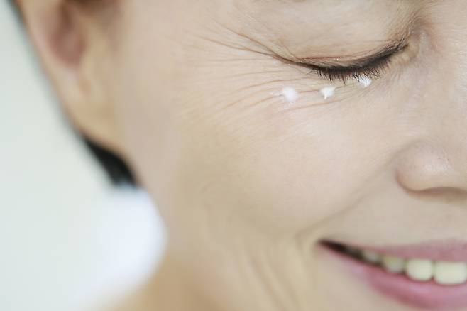 유분 분비가 충분히 잘 되는 10~20대에는 아이크림을 바르지 않아도 된다./사진=클립아트코리아