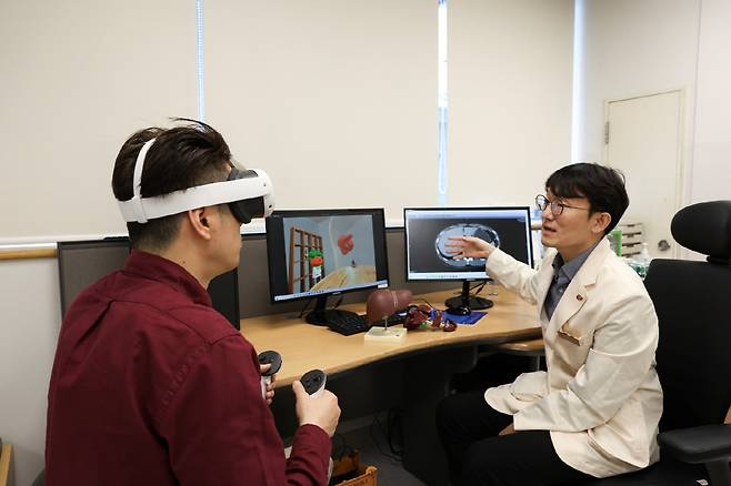 삼성서울병원 이식외과 유진수 교수가 간암 수술을 앞둔 환자에게 VR 플랫폼을 이용해 수술 전 교육을 진행하고 있다./사진=삼성서울병원