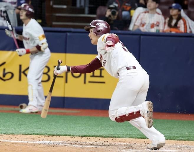 5일 오후 서울 고척스카이돔에서 열린 한화와 키움 경기. 키움 김휘집이 5회 한화 선발 류현진을 상대로 2타점 적시타를 날리고있다. 고척돔=정시종 기자 capa@edaily.co.kr /2024.04.05.