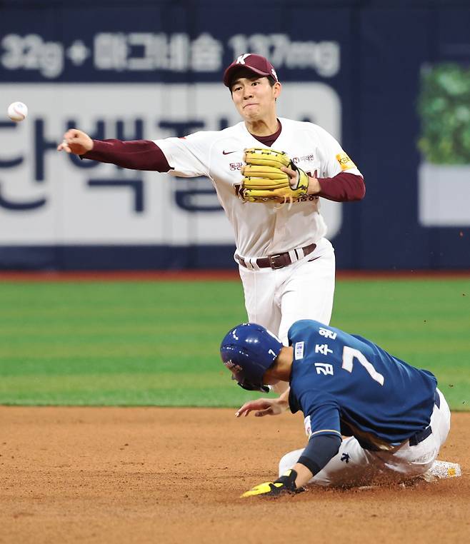 2024 KBO리그 프로야구 키움히어로즈와 NC다이노스의 경기가 23일 오후 서울 고척스카이돔에서 열렸다. 5회초 1사 1루 도태훈의 1루 땅볼 때 유격수 김휘집이 1루 주자 김주원을 2루에서 포스아웃시키고 1루로 송구, 병살처리하고 있다. 고척=김민규 기자 mgkim1@edaily.co.kr /2024.05.23/
