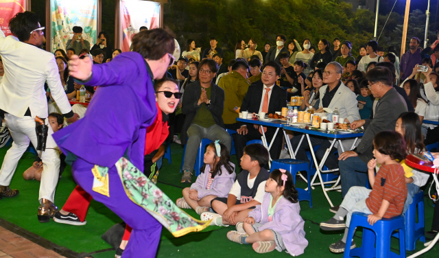 ▲ 30일 춘천 축제극장몸짓에서 춘천마임축제 ‘페스티벌 클럽’이 유인촌 문화체육관광부 장관, 김진태 도지사, 육동한 춘천시장, 최양희 춘천마임축제 이사장 등이 참석한 가운데 열렸다. 유희태