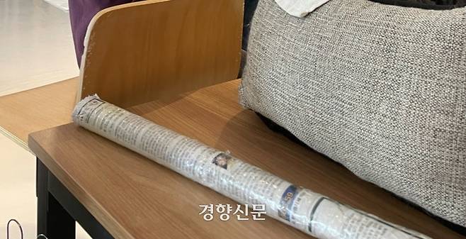 카라의 한 간부가 동물 폭행에 사용했던 것으로 보이는 몽둥이가 의자 위에 올려져있다. 카라 노조 제공
