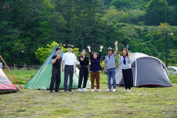 공유를 위한 창조가 지난해 4월 거제 능포수변공원에서 진행한 건전 캠핑. /공유를 위한 창조