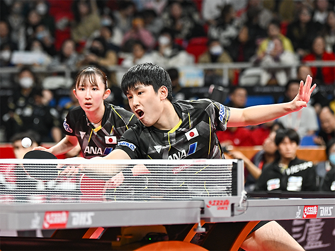 일본의 하야타 히나(왼쪽)-하리모토 도모카즈가 2023 ITTF 혼성단체전 월드컵 시리즈 중국 청두대회 호주전을 치르고 있다. 사진=Xinhua=연합뉴스 제공