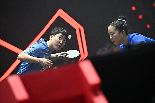 임종훈-신유빈(오른쪽) 2024 ITTF 월드투어 스매시 시리즈 싱가포르대회 혼합복식 결승전. 사진=Xinhua=연합뉴스 제공