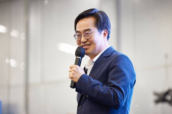 김동연 경기도지사가 지난 29일 오후 서울 서초구 세빛섬 플로팅아일랜드에서 열린 글로벌비즈니스포럼(GBF) 강연에 연사로 나서 ‘기회수도 경기도의 유쾌한 반란’을 주제로 강연을 하고 있다. [경기도청 제공]