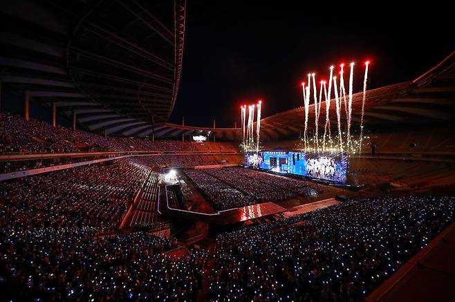 [서울=뉴시스] 대세 그룹 '세븐틴'(SVT)이 지난달 27일 마포구 서울월드컵경기장에서 '세븐틴 투어 '팔로우' 어게인 투 서울(SEVENTEEN TOUR 'FOLLOW' AGAIN TO SEOUL)'을 펼치고 있다. (사진 = 플레디스 엔터테인먼트 제공) 2024.04.27. photo@newsis.com *재판매 및 DB 금지