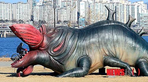 【서울=뉴시스】서울 영등포구 여의도 한강공원에  설치된 괴물 조형물. (사진=뉴시스 DB)