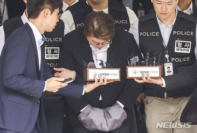 [서울=뉴시스] 정병혁 기자 = 음주 뺑소니 혐의를 받고 있는 트로트 가수 김호중이 24일 서울 서초구 서울중앙지방법원에서 열린 영장실질심사(구속 전 피의자심문)을 마친 뒤 법원을 나와 고개를 숙이고 있다. 2024.05.24. jhope@newsis.com