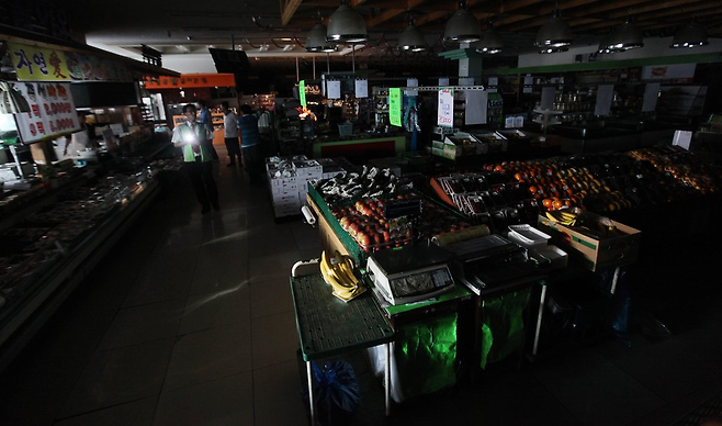 대규모 순환 정전이 발생했던 2011년 9월 15일 오후 경기도 의정부시의 한 마트에서 직원들이 손전등을 들고 진열된 상품을 살펴보고 있다. 출처 : 연합뉴스