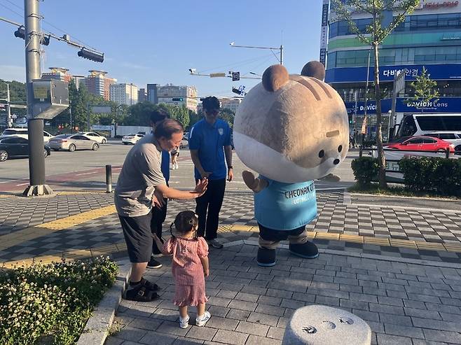 길거리 홍보에 나선 천안시티FC 사무국 직원들과 공식 마스코트 ‘호람이’