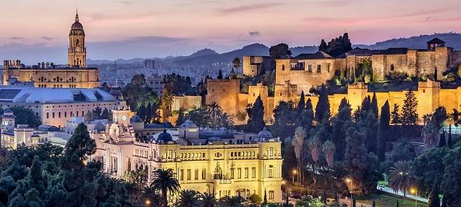 말라가 시내 야경. 저 멀리 말라가 대성당과 알카사바가 보인다. 스페인관광청 제공