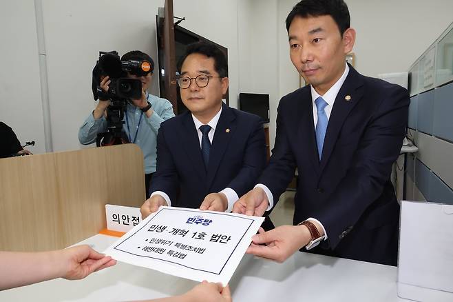 제22대 국회 개원 첫날인 5월30일 국회 의안과에서 더불어민주당 민병덕(왼쪽), 김용민 의원이 당론 1호 법안인 ‘해병대 특검법', '민생위기 특별 조치법’을 제출하고 있다. ⓒ공동취재