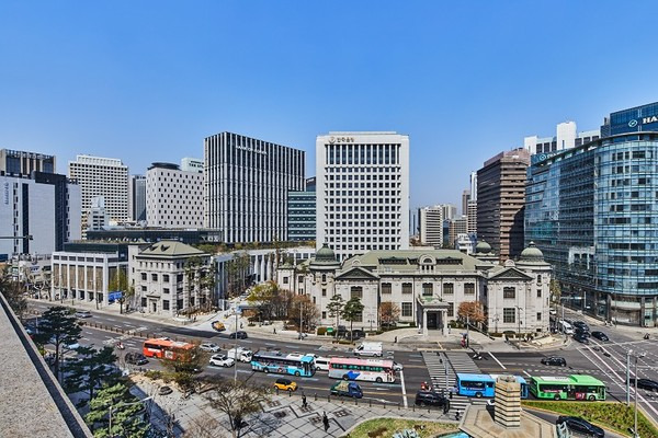 한국은행은 최근 보고서에서 저소득층이 정부 이전소득 증가로 인플레 고통을 덜었다고 주장했다. 사진은 서울시 중구 한국은행 본부 모습. [사진=뉴시스]