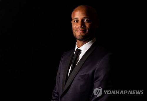 김민재가 뛰는 독일 최고 명문 바이에른 뮌헨이 30일 38살의 젊은 감독 뱅상 콤파니를 사령탑으로 임명했다. 그런 가운데 독일 최고 축구전문지 키커는 뮌헨이 300억원을 받는 고액 연봉자 정리에 들어갔다면서 대상은 총 6명이라고 소개했다. 요수아 키미히, 레온 고레츠카, 킹슬리 코망, 시르주 그나브리, 다요 우파메카노, 레리오 자네 등이 해당 선수들로 꼽히며 김민재는 포함되지 않은 것으로 보인다. 김민재는 다음 시즌 콤파니 감독 체제에서 주전을 위한 도전을 계속하게 됐다. 연합뉴스