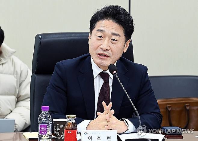 이호현 실장, HVDC 기술·산업 포럼 킥오프 회의 주재 (서울=연합뉴스) 이호현 산업통상자원부 에너지정책실장이 28일 서울 서초구 한전아트센터에서 열린 HVDC 기술·산업 포럼 킥오프 회의를 주재하고 있다. 2024.2.28 [산업통상자원부 제공. 재판매 및 DB 금지] photo@yna.co.kr