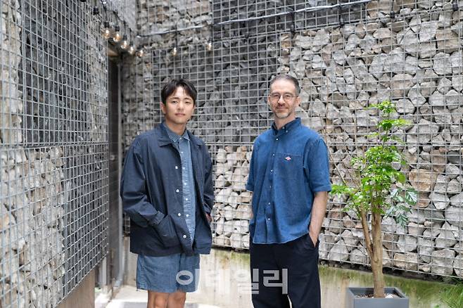 뮤지컬 ‘어쩌면 해피엔딩’의 박천휴(왼쪽) 작가, 윌 애런슨 작곡가가 30일 서울 종로구 대학로 한 카페에서 가진 인터뷰에 앞서 포즈를 취하고 있다. (사진=CJ ENM)