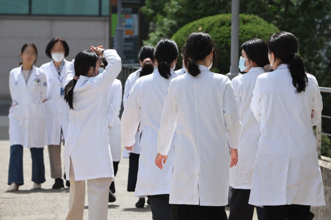 기사와 무관한 사진.서울의 한 대학병원에서 의료진이 발걸음을 옮기고 있다. (사진=뉴스1)