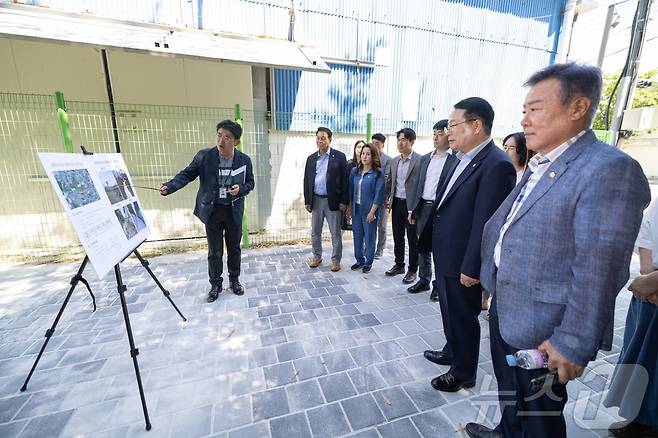 전북자치도 익산시는 총사업비 4억1000만원을 투입해 이리송학초 인근에 폭 3m, 길이 220m의 통학로를 개설했다고 31일 밝혔다.(익산시 제공)