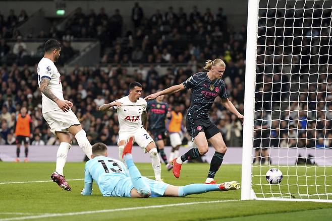 Manchester City's Erling Haaland scores his side's first goal during the English Premier League soccer match between Tottenham Hotspur and Manchester City at Tottenham Hotspur Stadium in London, Tuesday, May 14, 2024. (Adam Davy/PA via AP) UNITED KINGDOM OUT; NO SALES; NO ARCHIVE; PHOTOGRAPH MAY NOT BE STORED OR USED FOR MORE THAN 14 DAYS AFTER THE DAY OF TRANSMISSION; MANDATORY CREDIT







<저작권자(c) 연합뉴스, 무단 전재-재배포, AI 학습 및 활용 금지>