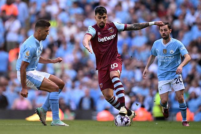 Manchester City's Spanish midfielder #16 Rodri (L) vies with West Ham United's Brazilian midfielder #10 Lucas Paqueta during the English Premier League football match between Manchester City and West Ham United at the Etihad Stadium in Manchester, north west England, on May 19, 2024. (Photo by Oli SCARFF / AFP) / RESTRICTED TO EDITORIAL USE. No use with unauthorized audio, video, data, fixture lists, club/league logos or 'live' services. Online in-match use limited to 120 images. An additional 40 images may be used in extra time. No video emulation. Social media in-match use limited to 120 images. An additional 40 images may be used in extra time. No use in betting publications, games or single club/league/player publications. /<저작권자(c) 연합뉴스, 무단 전재-재배포, AI 학습 및 활용 금지>