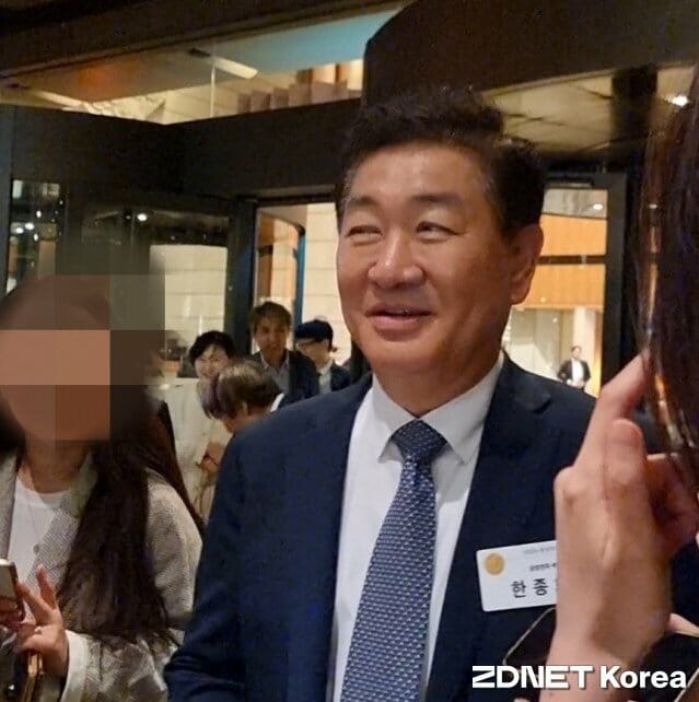 한종희 삼성전자 DX사업부문장 부회장이 31일 서울 신라호텔에서 열린 2024 호암상 시상식에 참석한 후 기자들의 질문을 받고 있다. (사진=기자단)