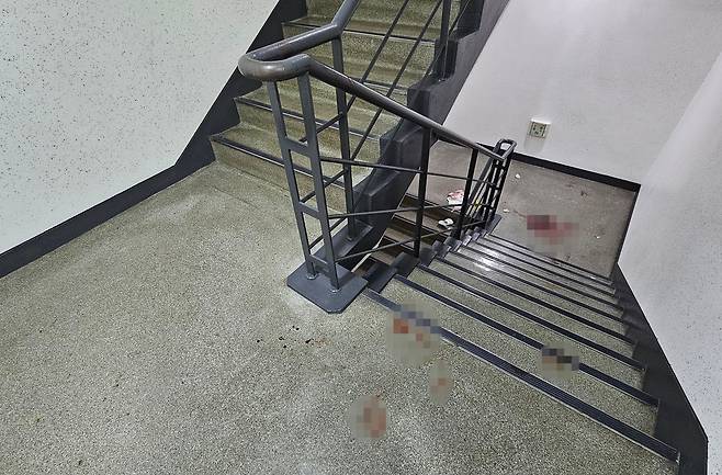 서울 강남구 선릉역 인근 한 오피스텔에서 지난 30일 발생한 살인사건 현장에 핏자국이 선명하게 남아있는 모습. /강지은 기자