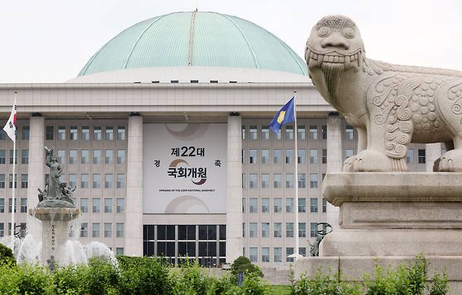 제22대 국회 임기 시작일인 30일 오후 서울 여의도 국회의사당에 개원 축하 현수막이 걸려 있다. /뉴시스